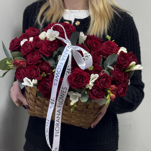 Корзина с кустовыми красными розами и фрезией