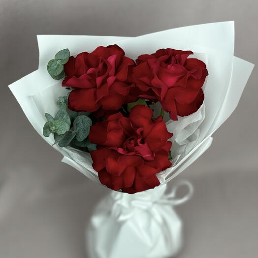 3 красные французские розы с эвкалиптом🌹