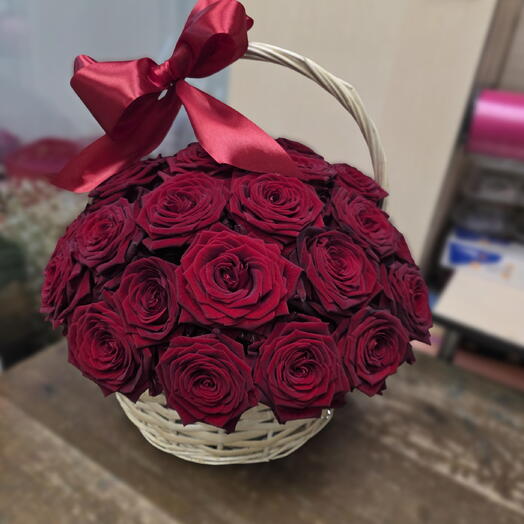 Корзина из 35 роз