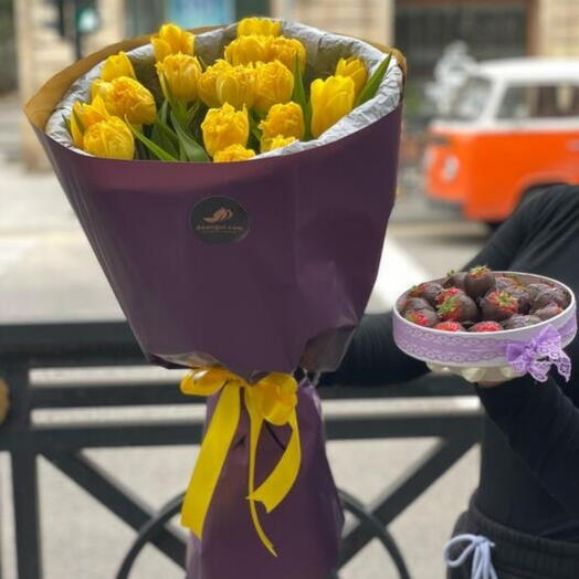 Комбо 2 в одном шикарные тюльпаны и изумительная клубника в шоколаде 15 шт