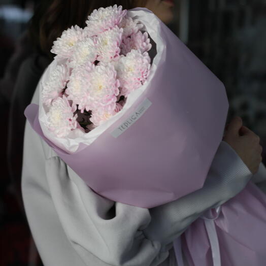 Delicate bouquet of 3 chrysanthemums