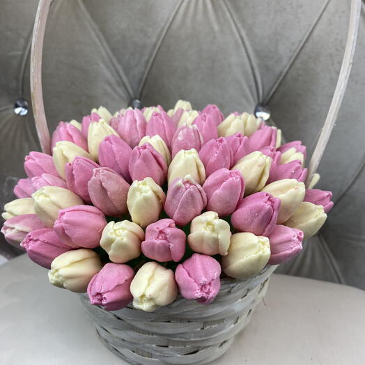Плетеная корзинка из 79 шоколадных тюльпанов