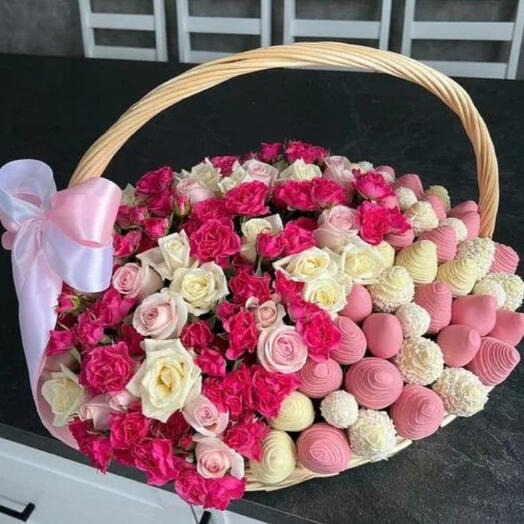 Корзина из цветов и клубники