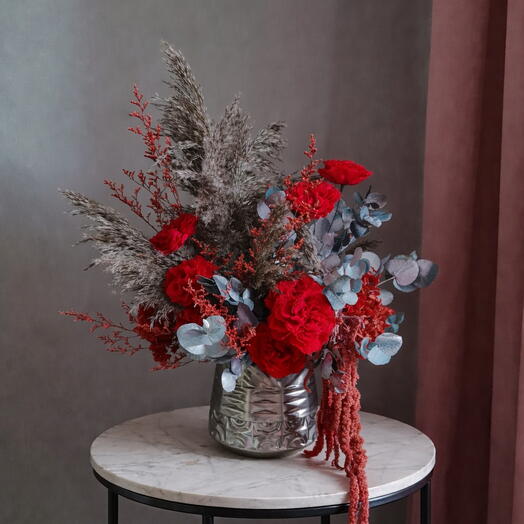 Букет из красных стабилизированных роз и тростника