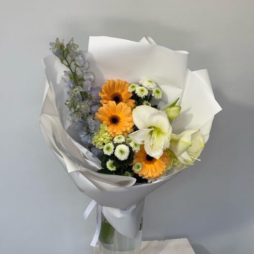 Букет с герберой и дельфиниумом