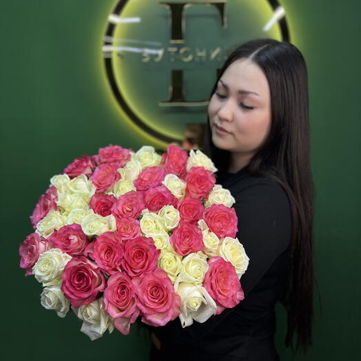 Букет микс из 45 белых и розовых роз