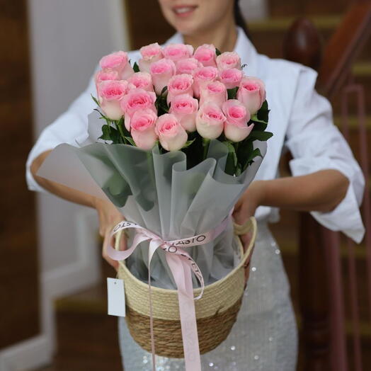 Корзина с высокой розовой розой