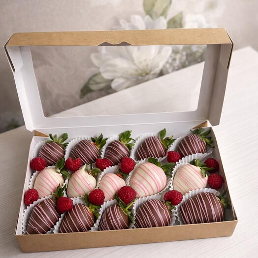 Клубника в шоколаде 15 шт с малиной