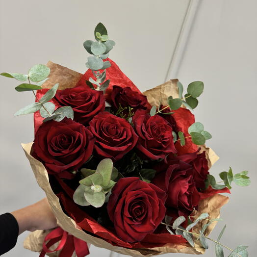 Букет из алых роз