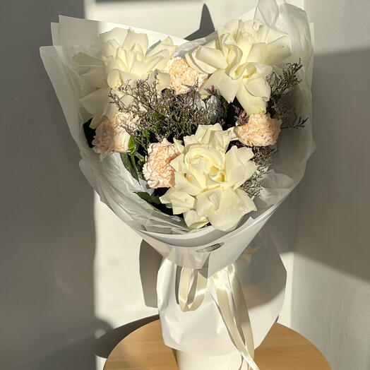Авторский букет с французскими розами, бежевыми диантусами и лимониумом