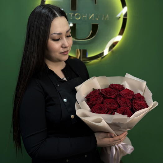 Букет из 11 красных роз в оформлении