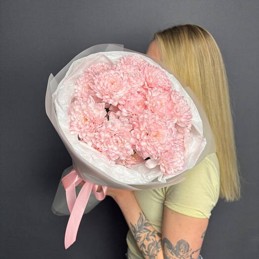 Букет из 3 розовых, кустовых, воздушных хризантем