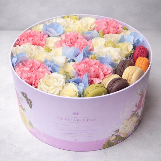 SWEET: Подарок девушке цветы с диантусом гортензией кустовыми розами и печеньем макарон | 14 февраля | 8 Марта | день рождения