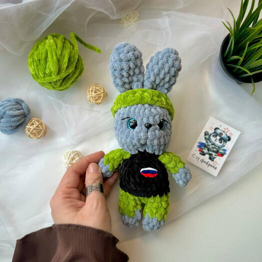 Серый зайка "Защитник". Сделан из мягкой плюшевой пряжи. Милый подарок на 23 февраля