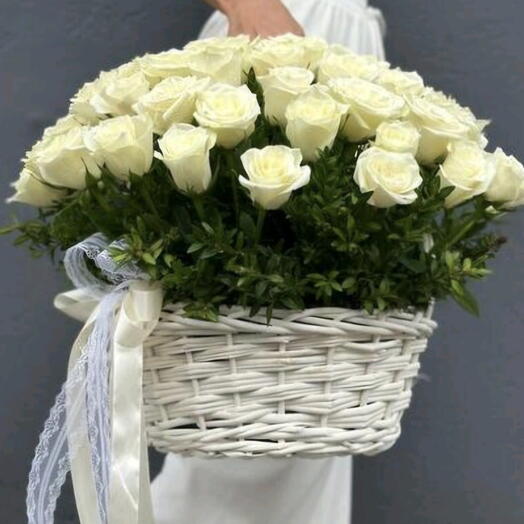 Корзина с белыми розами