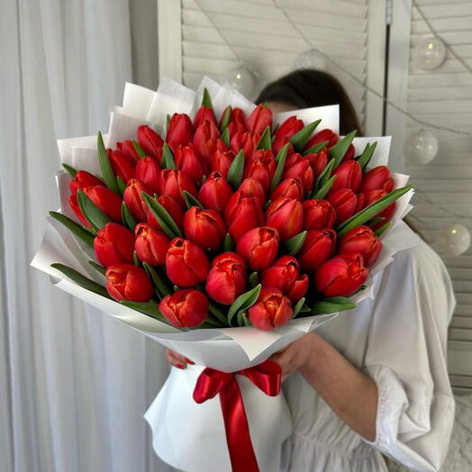 Букет красных тюльпанов 51 штука в дизайнерской упаковке