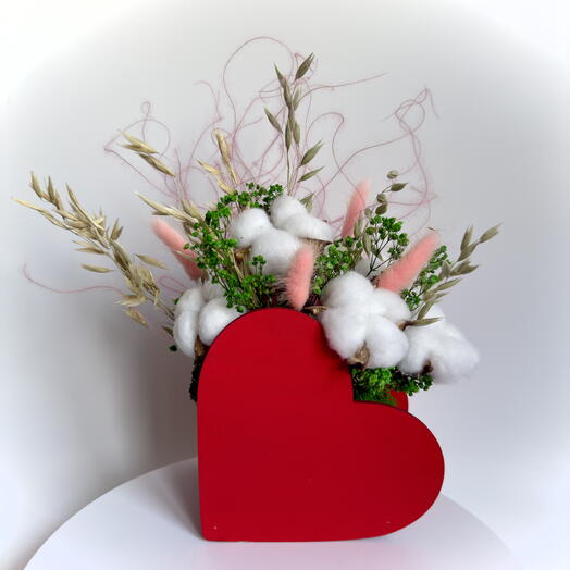 Композиция из сухоцветов с хлопком, гипсофилой и овсом в кашпо‑сердце