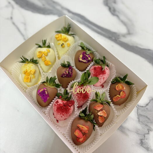 Клубника в белом и молочном шоколаде love