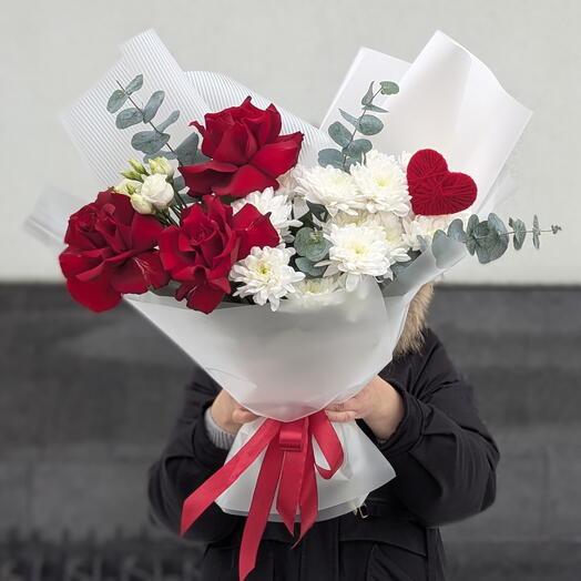 Букет "Love" из французских бордовых роз, эустомы, эвкалипта, хризантем