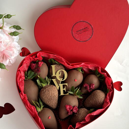 Клубника в молочном шоколаде «love