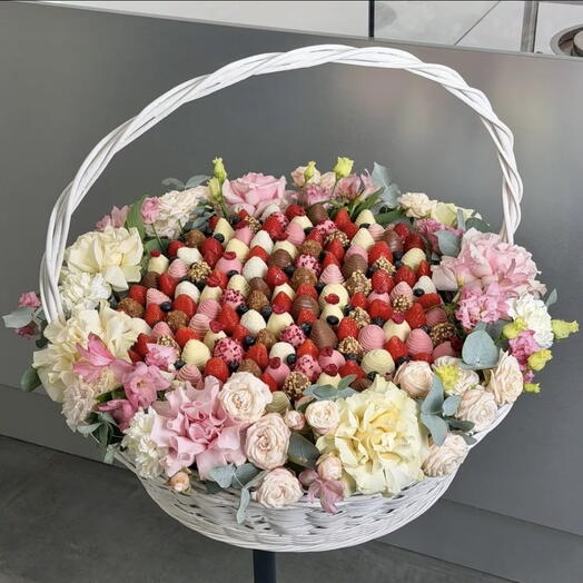 Клубника в шоколаде с цветами,она будет в шоке от размера