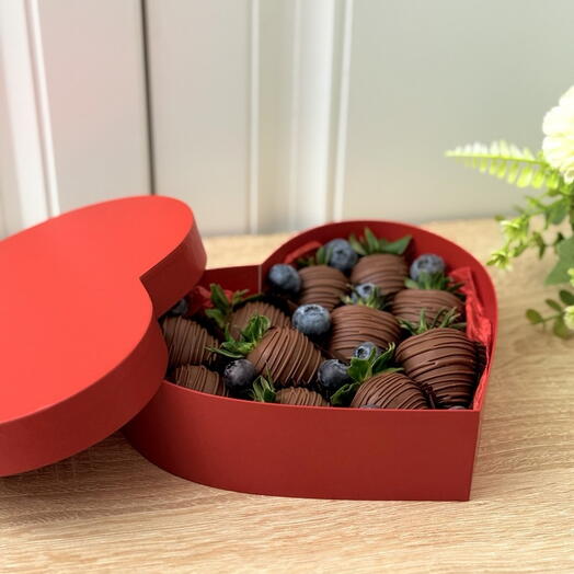 Chocolate-covered strawberries with blueberries "Classic" in a "Heart" box