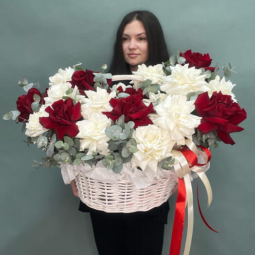 Корзина с бело-красными французскими розами