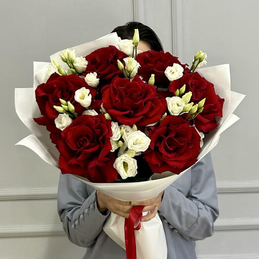 Элегантный букет бордовая французская Роза и эустома (лизиантус)