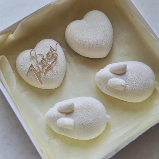 Набор пирожных к 8 марта