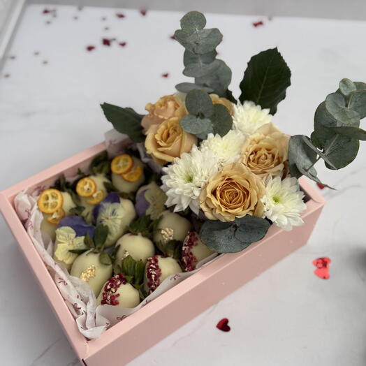 Клубника в белом шоколаде с цветами