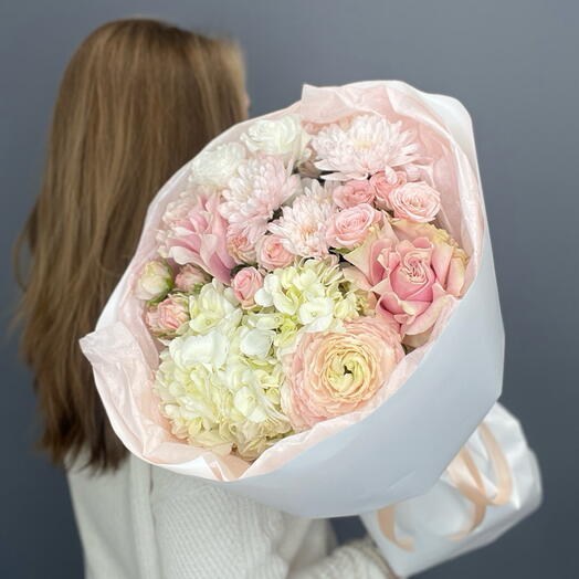 Нежный авторский букет с гортензией и лютиком