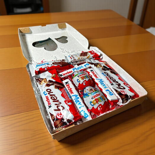 KINDER BOX - Сладкий набор в подарочной коробке с открыткой, 10 сладостей на 8 марта