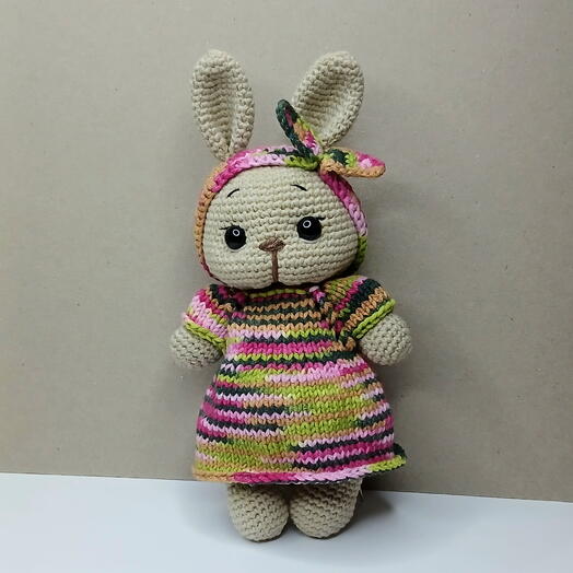 Вязаная игрушка Зайка в цветном платье