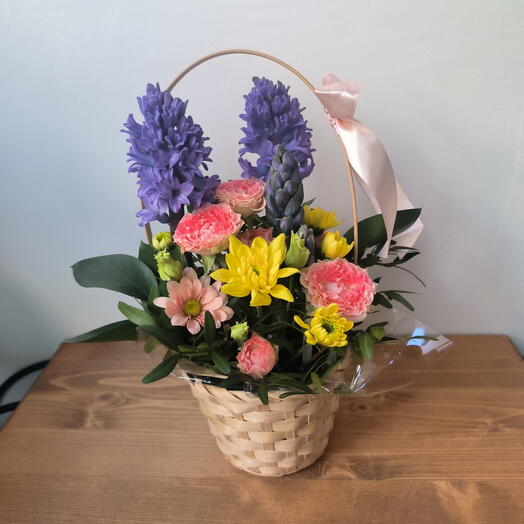 Корзиночка с фиолетовыми гиацинтами миксом хризантем зеленью и пионовидной кустовой розой