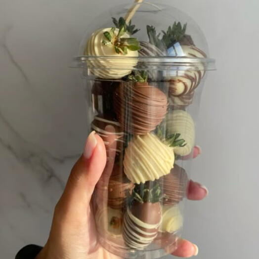 Стаканчик с клубникой в шоколаде ( 9-12 шт)