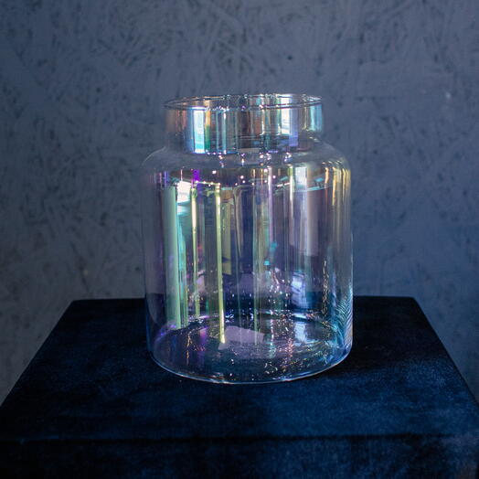 6. Широкая прозрачная ваза с бензиновым блеском
