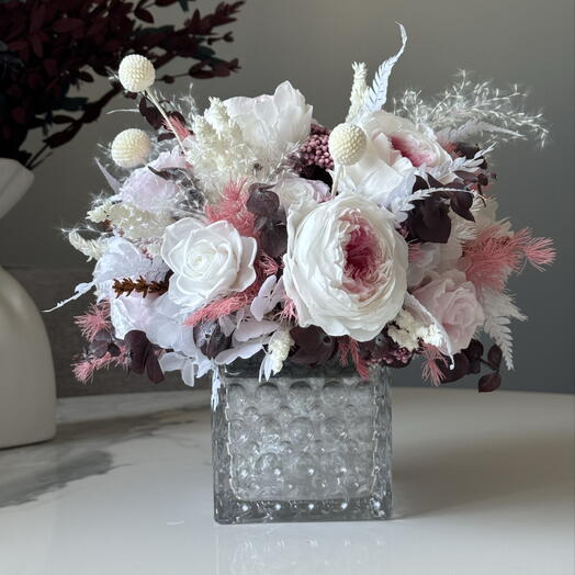 Роскошная интерьерная композиция с стабилизированными пионами, пионовидными розами и душистой лавандой в зефирных оттенках