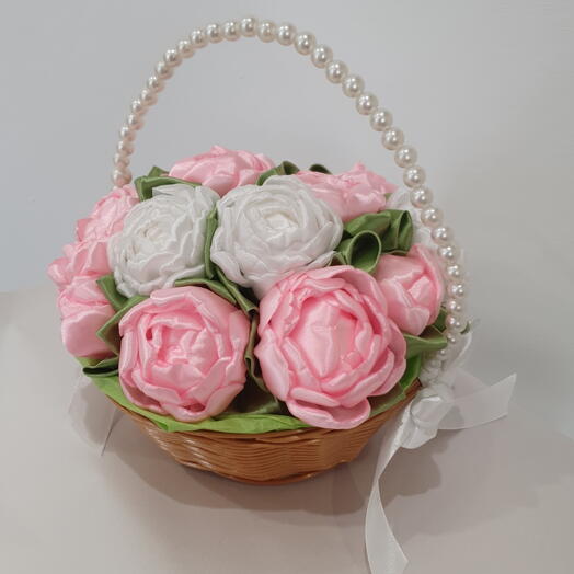 Букет из 13 розовых и белых пионов в корзинке с ручкой-бусами