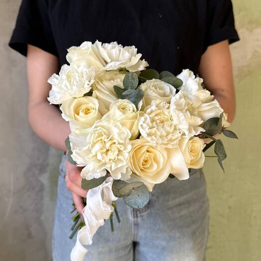 Букет невесты: 9 белых роз и 8 диантусов Н21