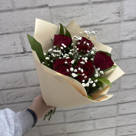 Комплимент из красной розы и гипсофилы