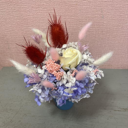 Composition with dried flowers in pots