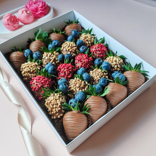 Клубника в шоколаде с голубикой 20-25 шт