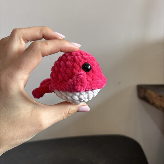 Игрушка кит розовый из пряжи