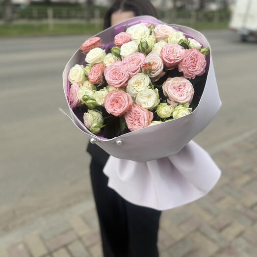 Букет из кустовых роз бамбастикс в упаковке фоамиран