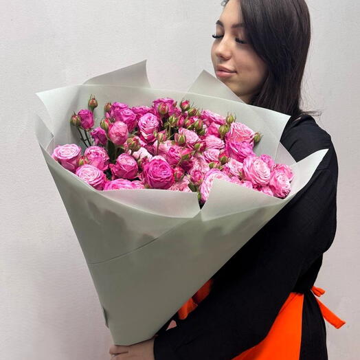 Кустовых розы Леди Бомбастик 70 см 💖 нежный букет в серой упаковке