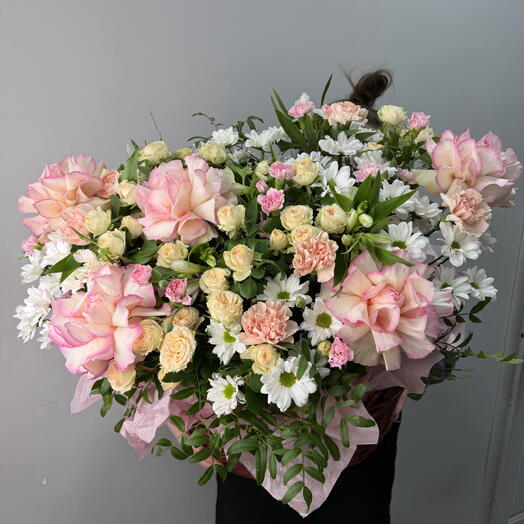 Шикарная летняя композиция в плетеной корзине🌸