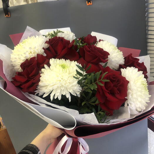 Букет с французскими розами и одноголовыми хризантемами