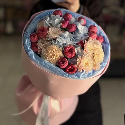 Букет с гортензией, кустовыми пионовидными розами и диантусами💙