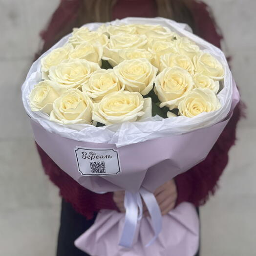 25 белых роз в розовой упаковке