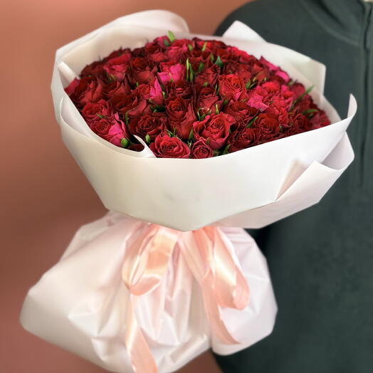 Яркий микс из малиновых и красных роз🍓🌹